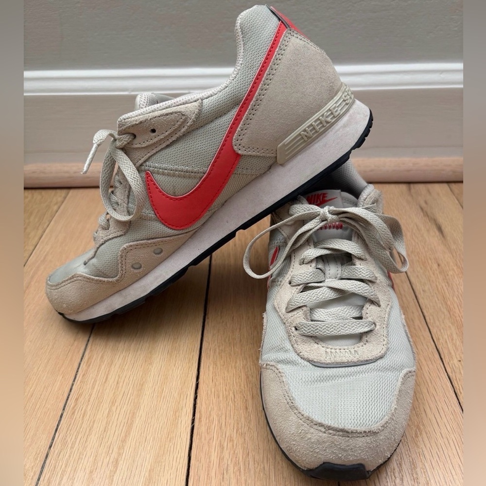 Nike Venture Runner Wide Light Bone Magic Ember, Size 7.5 W